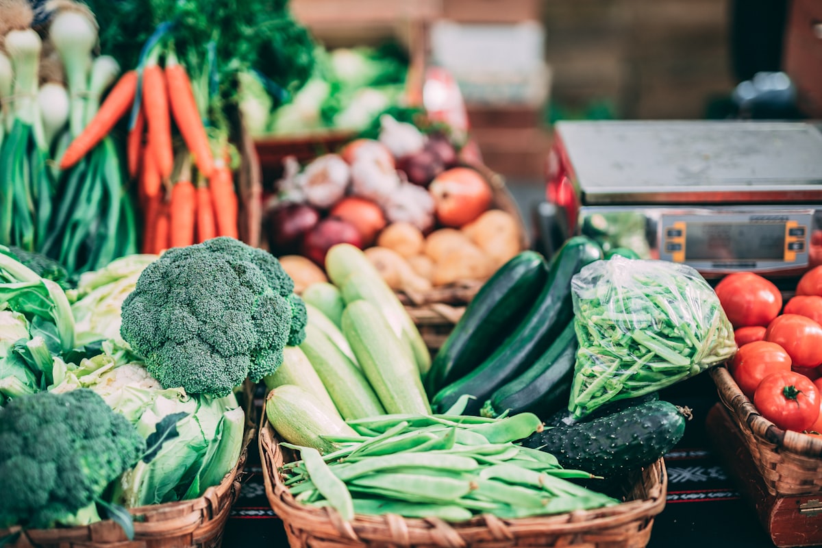 Ausgewogene Ernährung mit verschiedenen Lebensmitteln
